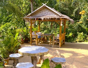 Outdoor dining - OASIS 5-Bedroom VILLA, Karon/Phuket, only 10 walking minutes from the fine sands (Tambon Karon)
