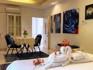5 bedrooms, iron/ironing board, WiFi, bed sheets