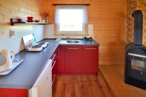 Køleskab, kaffe-/temaskine, elkedel, højstol