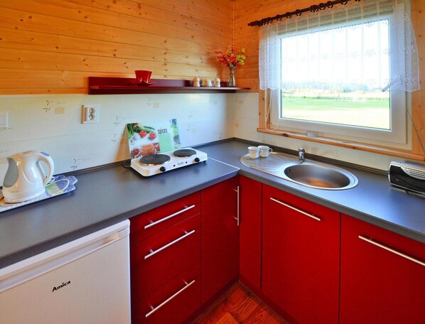 Private kitchen | Fridge, coffee/tea maker, electric kettle, high chair - Comfortable Bungalows With a Fireplace and Terrace, Jaroslawiec (Postomino)