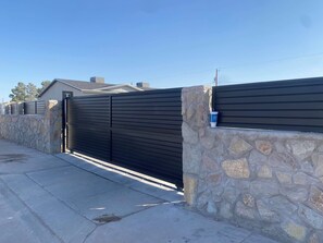 Property grounds - Cozy 2-bedroom Home in beautiful El Paso  (El Paso)