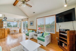 Smart TV, DVD player, stereo - Classic Outer Banks soundside beach house near Duck Town Park! (Duck)