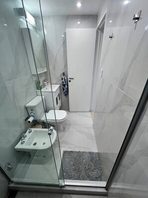 Chuveiro, secador de cabelo, bidê, toalhas de banho
