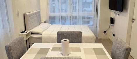 1 dormitorio, tabla de planchar con plancha, wifi y ropa de cama