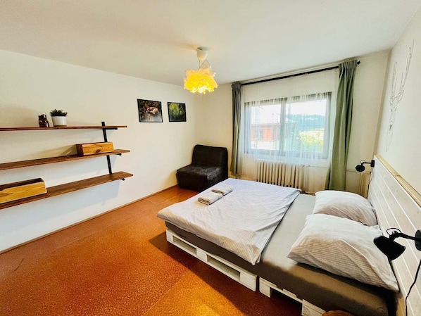 6 bedrooms, WiFi, bed sheets