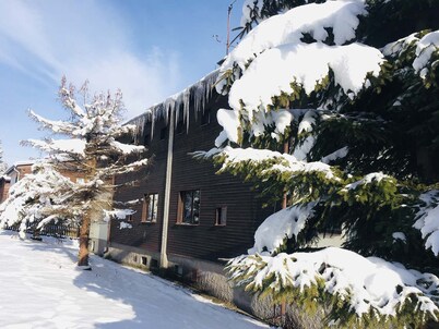 Mountain hut in the heart of the Erzgebirge for larger groups. Pet friendly!