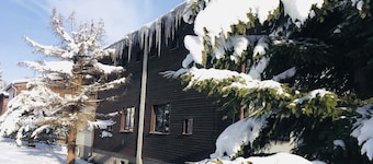 Mountain hut in the heart of the Erzgebirge for larger groups. Pet friendly!