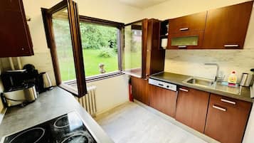 Een koelkast, een microgolfoven, een oven, een kookplaat