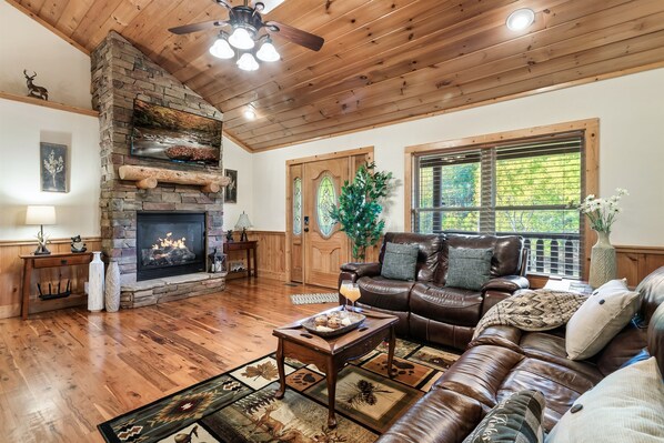 Smart TV, fireplace, table football, books - Big Swim Spa| Fire Pit| Dog| Easy Drive| 3 KingBed (Sevierville)