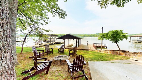 Lake Front house on Watts Bar Lake with large private dock, 2 screen porches