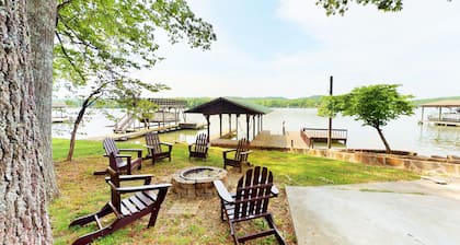 Lake Front house on Watts Bar Lake with large private dock, 2 screen porches