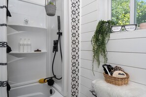Hårtørrer, håndklæder, Toiletpapir