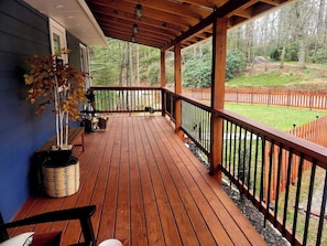 A wooden deck with a railing, a bench, and a potted plant. - Boho Mtn Vibe'z~ Hot Tub+Fire Pit~ 3 mins to BRP! (Spruce Pine)