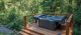 Boho Chic Retreat! Hot Tub+Fire Pit! Nearby Spruce Pine & Blue Ridge Parkway!