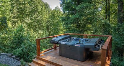 Boho Chic Retreat! Hot Tub+Fire Pit! Nearby Spruce Pine & Blue Ridge Parkway!