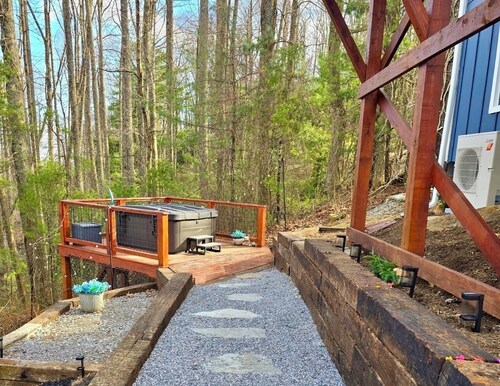 “Little Blue Cabin • Cozy Boho Hideaway • Jacuzzi, Fire Pit & Close to BRP”