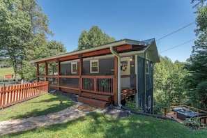 A small, single-story cabin with a porch and a hot tub. - Boho Mtn Vibe'z~ Hot Tub+Fire Pit~ 3 mins to BRP! (Spruce Pine)