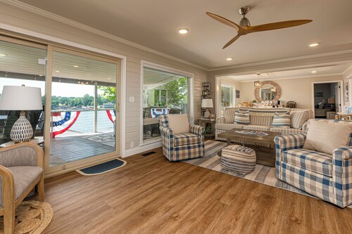 Lake Front Luxury-5 beds, 3 baths, Tiki Bar, 2 slip dock  