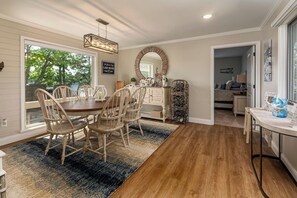 Dining - Waterfront- Egypt Shores Luxury Retreat (Creal Springs)