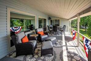 Outdoor dining - Waterfront- Egypt Shores Luxury Retreat (Creal Springs)