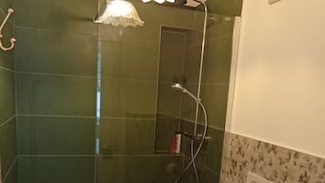 Doccia, asciugacapelli, bidet, asciugamani