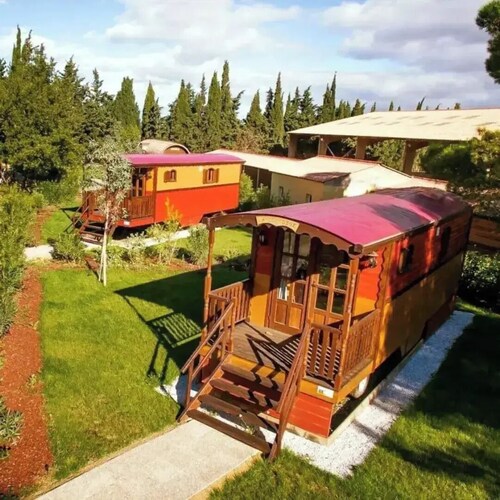 Roulotte toute équipée en campagne languedocienne . Nature, calme.