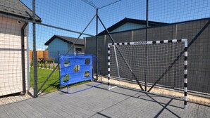 A fenced outdoor area with a goalpost and a blue training dummy. - Holiday Home Near Bukowo Lake and Beaches (Darlowo)