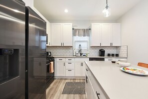 Réfrigérateur, four à micro-ondes, un four, surface de cuisson