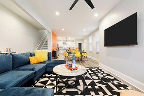 Téléviseur connecté, table de ping-pong