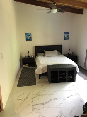 2 bedrooms, desk, WiFi, bed sheets