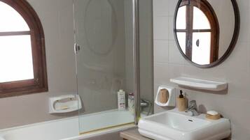 Ducha, secador de pelo, bidé y toallas