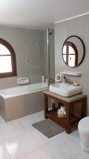 Dusche, Haartrockner, Bidet, Handtücher