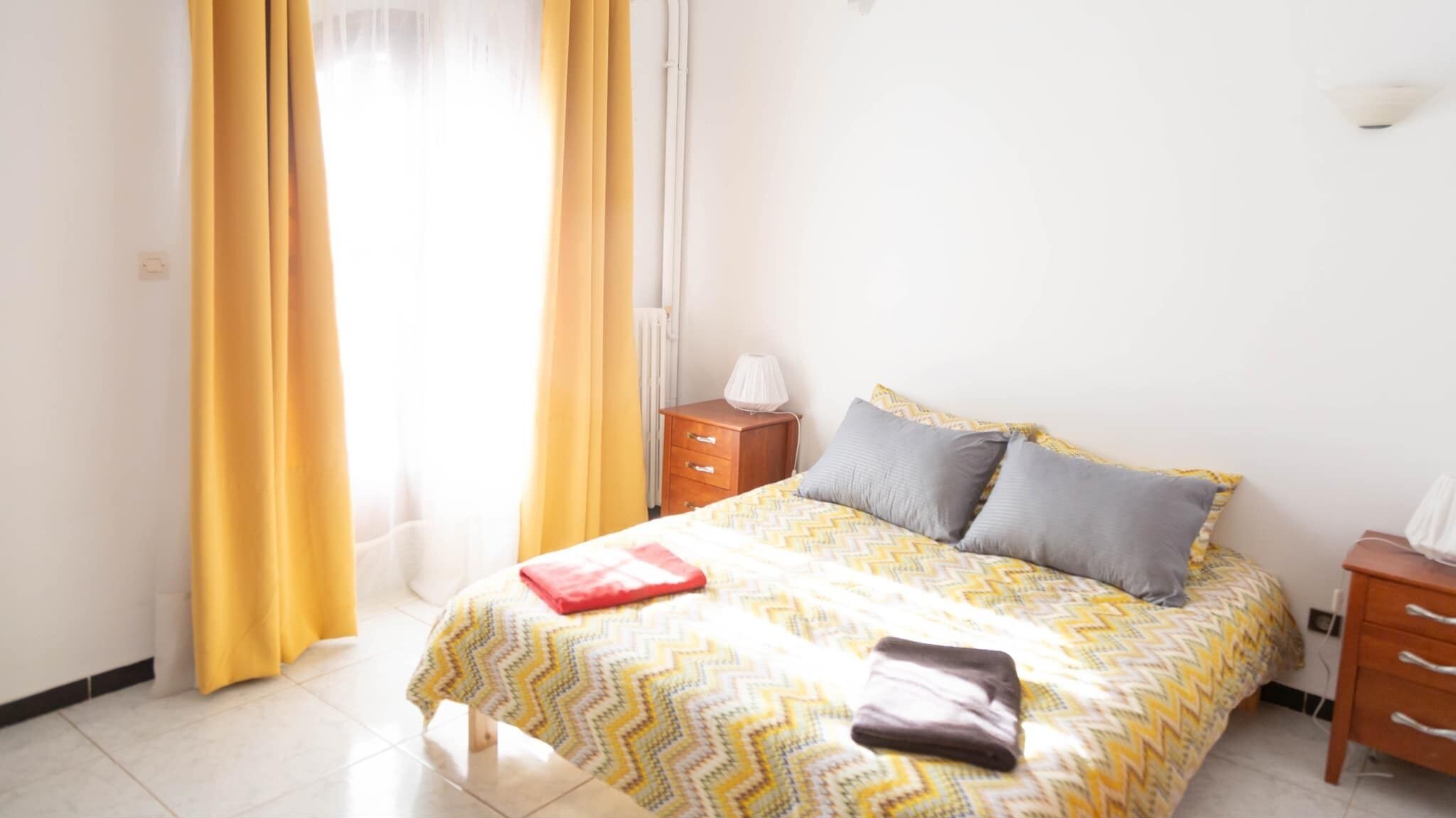 5 slaapkamers, een strijkplank/strijkijzer, reisbedje, gratis wifi