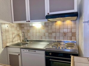 Fridge, oven, dishwasher, coffee/tea maker