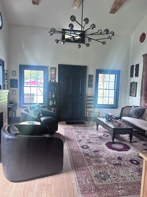 Télévision, livres, espaces bureaux