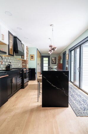 Réfrigérateur, four à micro-ondes, un four, surface de cuisson