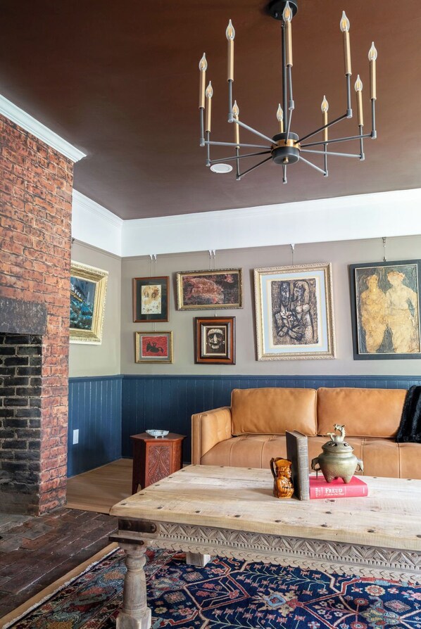 Téléviseur, livres, bureau