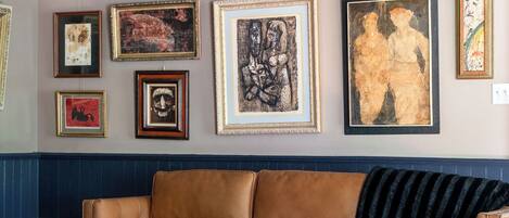 Télévision, livres, espaces bureaux