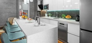 Réfrigérateur, micro-ondes, four, plaque de cuisson