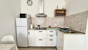 Kaffetrakter/tekoker, kjøleskap, mikrobølgeovn og kokeplater