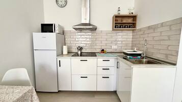 Een koelkast, een microgolfoven, een kookplaat