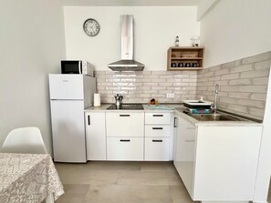 Réfrigérateur, micro-ondes, plaque de cuisson, cafetiÚre/bouilloire