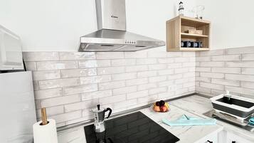 Réfrigérateur, micro-ondes, plaque de cuisson, cafetiÚre/bouilloire