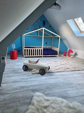 4 bedrooms, iron/ironing board, WiFi, bed sheets
