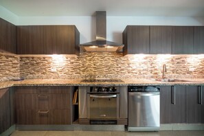 Deluxe appartement, balkon, uitzicht op zwembad | Privékeuken | Een broodrooster