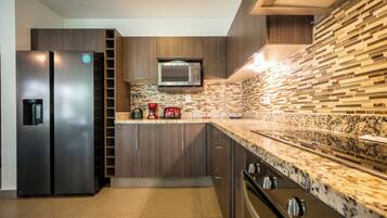 Condo Deluxe, balcón, vista a la alberca | Cocina privada | Tostadora