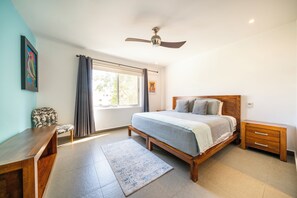 豪華公寓客房, 陽台, 泳池景觀 | 2 間臥室、客房內保險箱、免費無線上網