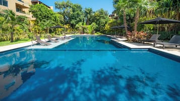 4 outdoor pools