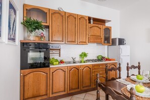 Kühlschrank, Mikrowelle, Ofen, Geschirrspüler