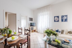 TV - Simple Duplex Apartment with Terrace in Viareggio (Viareggio)